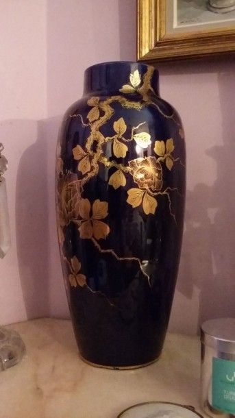 null Vase à épaulement en faïence fine de Sainte-Radegonde. Décor ?bleu de Tours?...