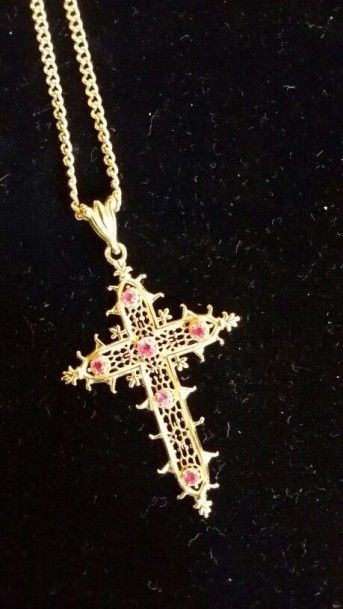 null Pendentif en or jaune ajouré formant une croix d'Estaing ornée de 6 petites...