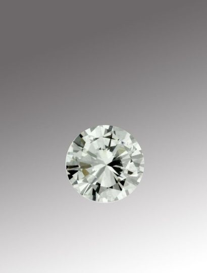 null Diamant sur papier taille brillant pesant 4,39 cts. Accompagné d' un certificat...