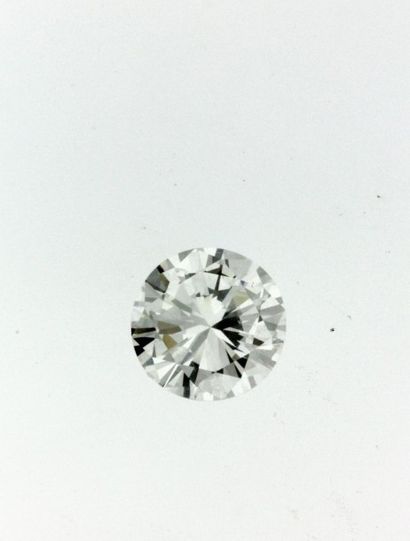 null Diamant sur papier taille brillant pesant 4,39 cts. Accompagné d' un certificat...