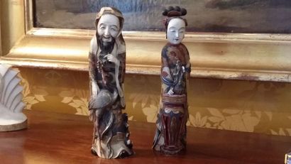 null Deux statuettes en ivoire polychrome faisant pendants: Guan Yin debout devant...