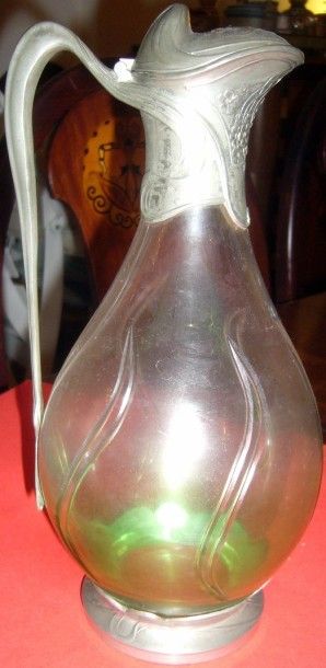 null Une carafe à vin en verre teinté et monture d'étain, vers 1900.