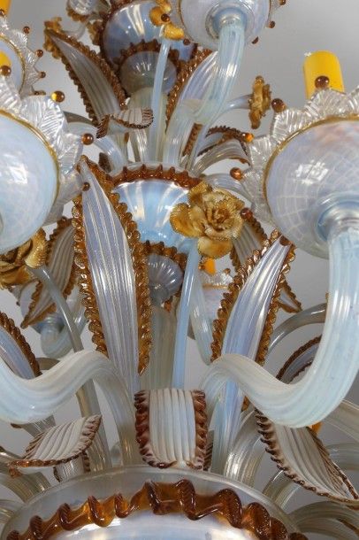 null Lustre en verre de Murano à 18 lumières sur 2 étages, de couleur opalescente...