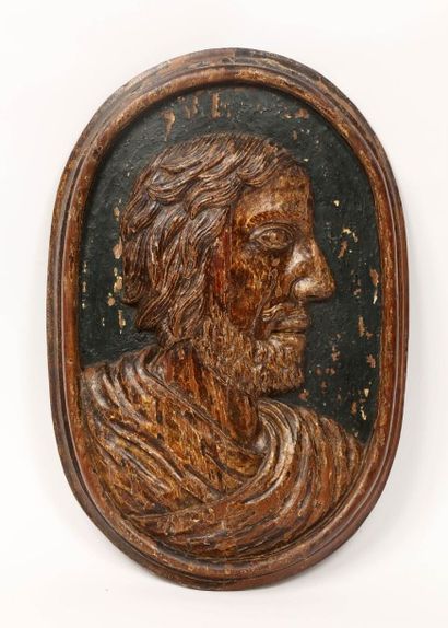 null Profil d'un buste d'homme.
Panneau en ovale, en bois sculpté et polychromé à...