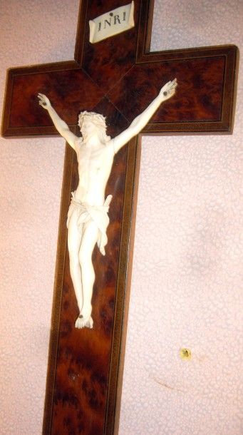 null Crucifix en ivoire.
Croix en loupe d'amboine.
XIXe siècle.
H. 20 cm