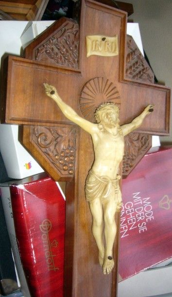 null Crucifix en matière imitant l'ivoire sur une croix en chêne sculpté.
Vers 1...