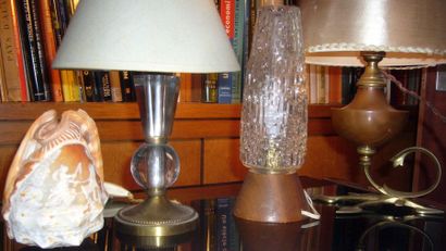 null Ensemble de quatre petites lampes de chevet.
a) Nautile sculpté (sans son pied)...