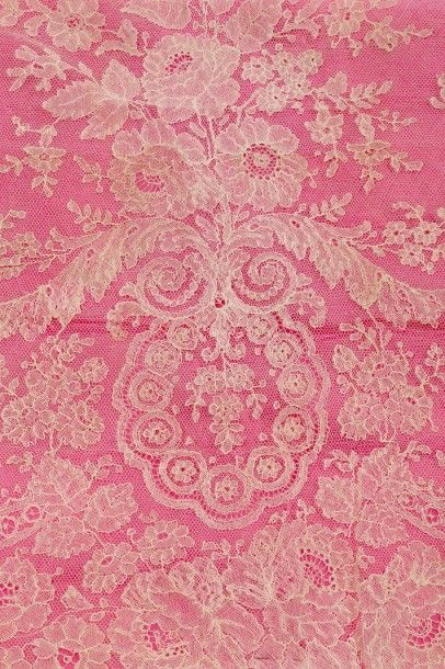 null Une écharpe en Chantilly blond, 2m40 X 0m58, fin XIXème siècle
