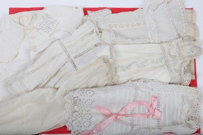 null Un lot de 9 robes de bébé en piqué de coton, broderie, plumetis et Valenciennes,...