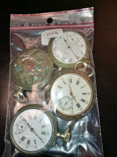Quatre montres avec boîtiers décoratifs en...