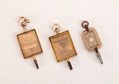 null Trois clés de montre rectangulaires dont deux en or (pb. 8.6 gr.) et une en...