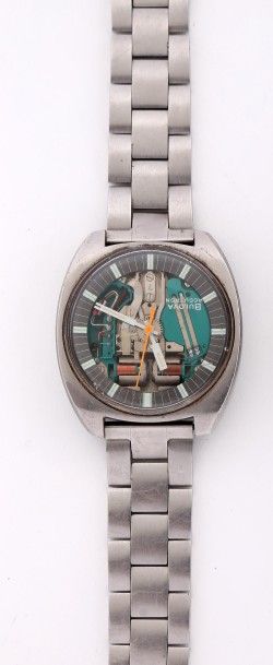 BULOVA "Accutron" en acier avec mouvement visible.