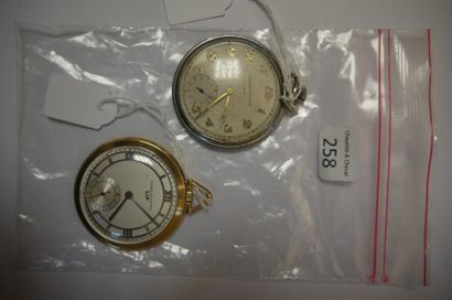 null Deux montres "Chronomètre" dont une de Lip en métal doré, l'autre d'Unic en...