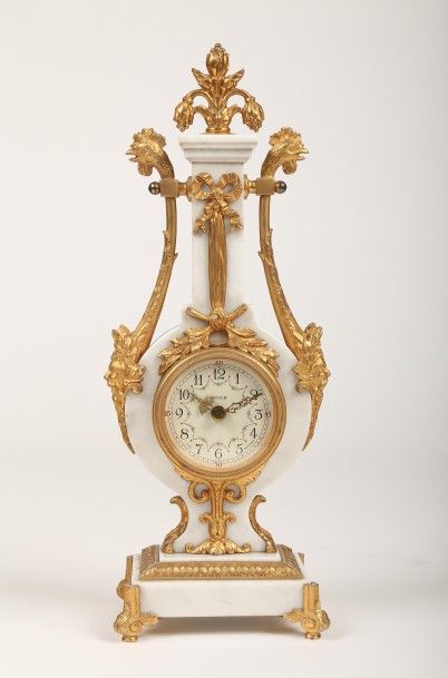 null Pendulette de cheminée de style Louis XVI en marbre blanc et métal doré de la...