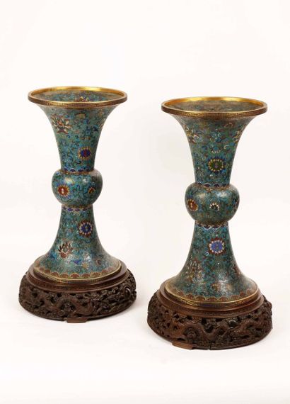 null Paire de Vases de forme «GU»
En cloisonné de la Chine.
Fond vert à décor de...