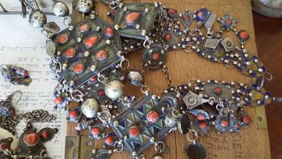 null Ensemble de bijoux ethniques d'Afrique du Nord composé de colliers dont un en...