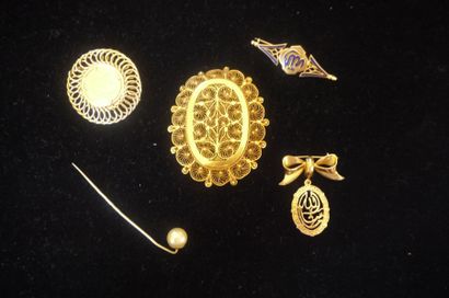 null Lot de bijoux comprenant:
Une broche en or jaune 18 K (750°/00) ovale filigranée;...