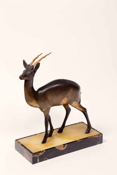 null Sculpture en régule représentant une gazelle, cornes en corne, socle en marbre...