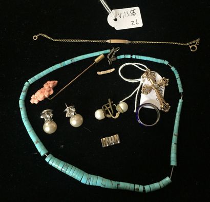 null Petit lot de bijoux fantaisie:une paire de BO ornée de perles fantaisie, épingle...
