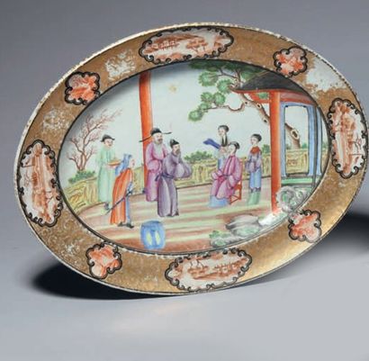 null PLAT DE FORME OVALE en porcelaine à décor dit « palette de mandarin » en médaillon...