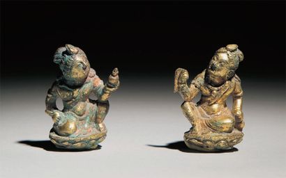 null Deux petits personnages bouddhiques en bronze doré, assis en lalîtâsana sur...