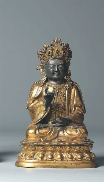 null Sujet en bronze doré représentant un Bodhisattva assis en padmâsana sur un double...