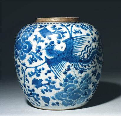 null Pot à gingembre en porcelaine blanche orné en bleu sous couverte de deux fenghuang...