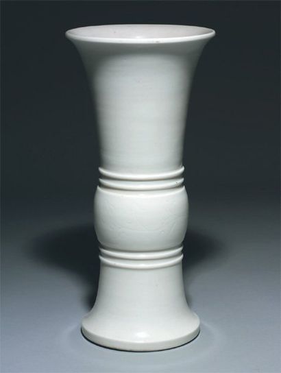 null Vase en porcelaine « blanc de Chine » reprenant la forme d'un vase archaïque...