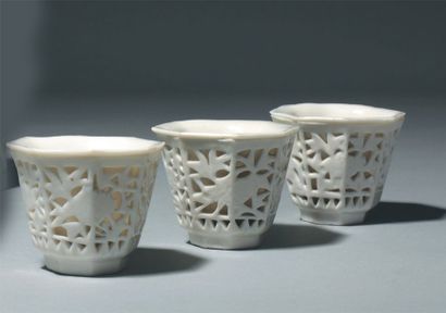 null Trois sorbets octogonaux en porcelaine « blanc de Chine » à décor réticulé de...