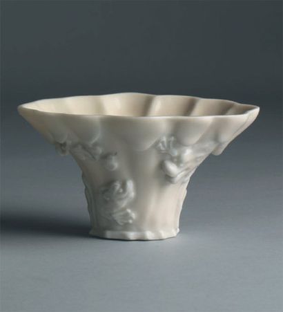 null Coupe libatoire en porcelaine « blanc de Chine », à décor en relief de daim,...