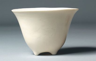null Coupe libatoire tripode en porcelaine « blanc de Chine », de belle couverte...