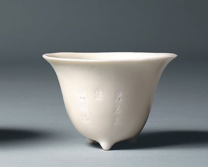 null Petite coupe libatoire tripode en porcelaine « blanc de Chine », ornée d'une...