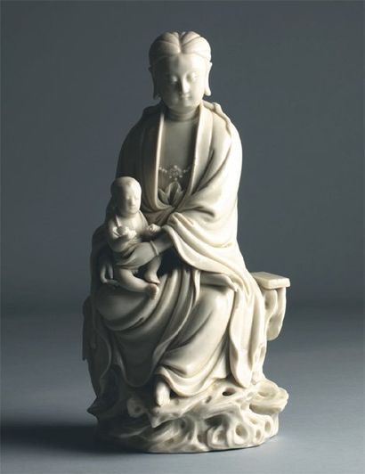 null Sujet en porcelaine « blanc de Chine », représentant la déesse Guanyin, assise...
