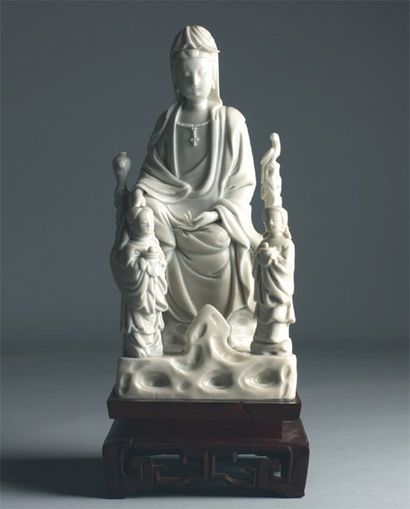null Sujet en porcelaine « blanc de Chine », représentant la déesse Guanyin, assise...