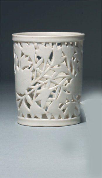 null Porte-pinceaux bidong cylindrique, en porcelaine « blanc de Chine » à décor...