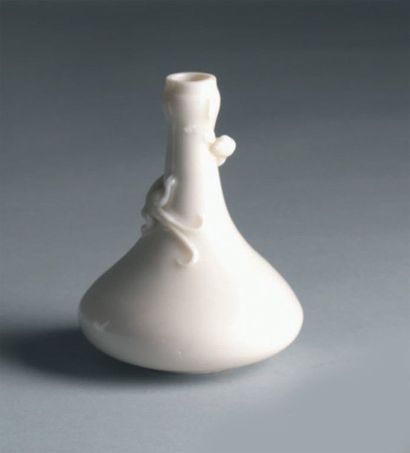 null Petit vase à haut col et panse évasée aplatie, en porcelaine « blanc de Chine...