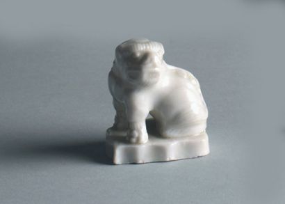 null Petit sujet en porcelaine « blanc de Chine », représentant un lion assis. Chine,...
