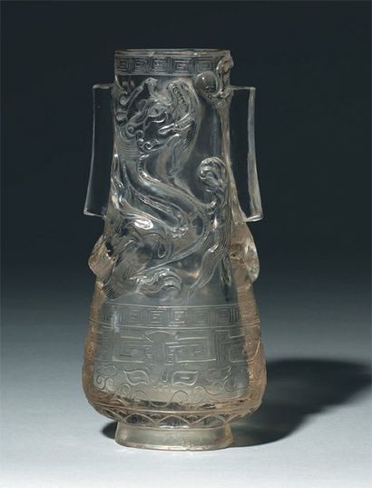null Vase en cristal de roche, s'inspirant de la forme d'un bronze archaïque de type...