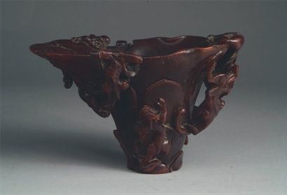 null Belle coupe libatoire en corne de rhinocéros très finement sculptée en forme...