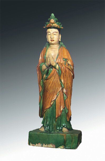 null Importante représentation de la déesse Guanyin en grès émaillé vert et jaune....