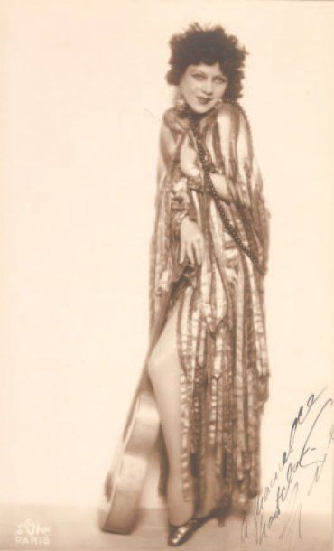 D'ORA [Dora Philippine Kallmus, dite] (1881- 1963) Portrait de Femme à la Guitare,...
