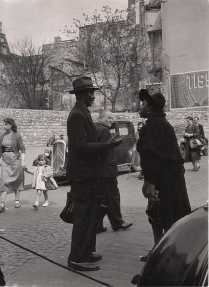 Robert DOISNEAU La Rue à Paris, vers 1950 Tirage argentique d'époque 24,5 x 18 cm....