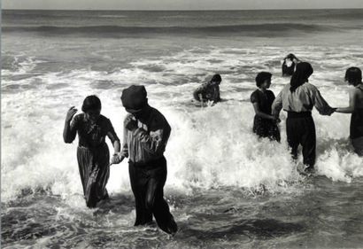 Edouard BOUBAT Portugal, Nazaré, la baignade, 1956 Tirage argentique de 1976, 24,5...