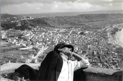 Edouard BOUBAT Portugal, Nazaré, la sieste, 1956 Tirage argentique d'époque 25,9...