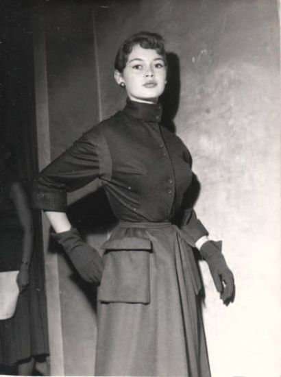 Robert COHEN Brigitte Bardot, 1953 Tirage argentique d'époque 24 x 18 cm. Au dos,...