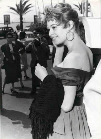 Robert COHEN Brigitte Bardot à Cannes, 1955 Tirage argentique d'époque 29,5 x 21,1...