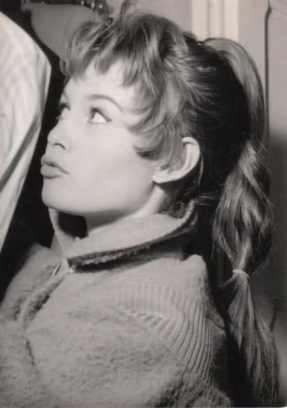 Alex QUINIO Brigitte Bardot, vers 1953 Tirage argentique d'époque 18,2 x 13 cm. Timbre...