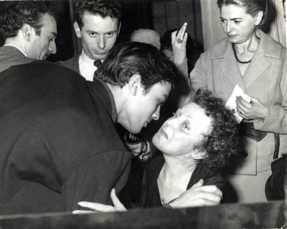 Robert COHEN Edith Piaf et Alain Delon, 1959 Tirage argentique d'époque 23,8 x 30,5...
