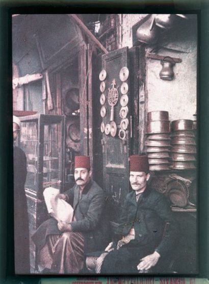 Gervais-Courtellemont. Un autochrome 9 x 12 cm, vers 1910. Deux personnages assis...