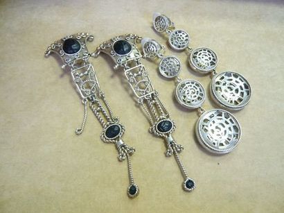 Karl LAGERFELD Lot de deux paires de pendants d'oreilles en métal argenté ciselé,...